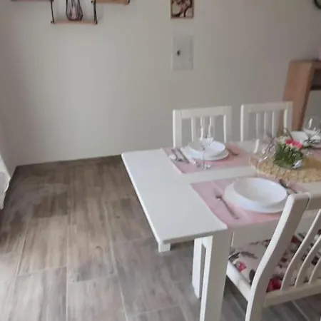 Mili 아파트 풀라